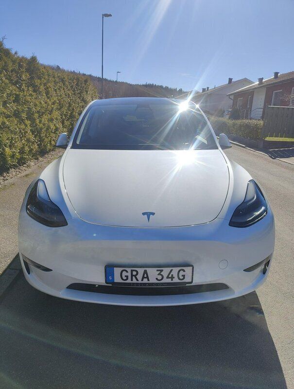 Vit Begagnad 2023 Tesla Model Y Long Range SUV | 449 000 kr (Superpris) - Bild 1/4