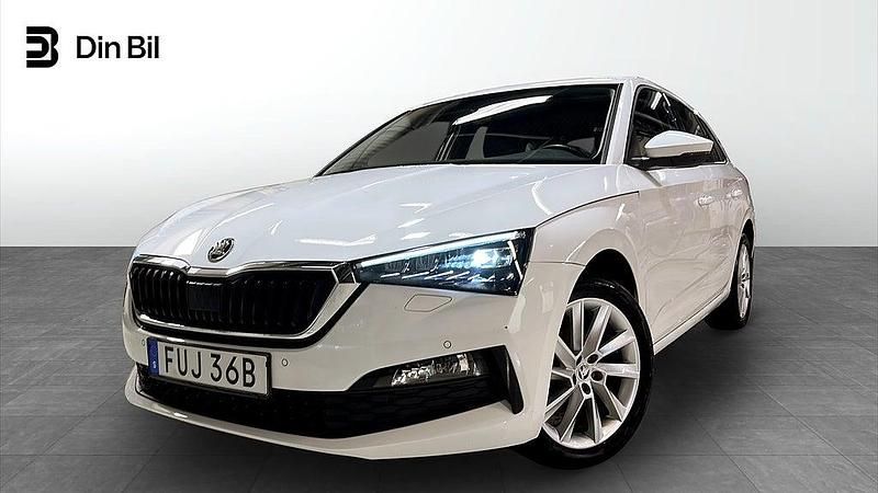 Vit Begagnad 2022 Skoda Scala Style Halvkombi | 209 900 kr (Marknadspris) - Bild 1/4