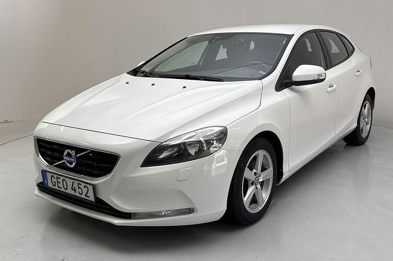 Vit Begagnad 2015 Volvo V40 Kinetic Kombi | 111 550 kr (Marknadspris) - Bild 1/4