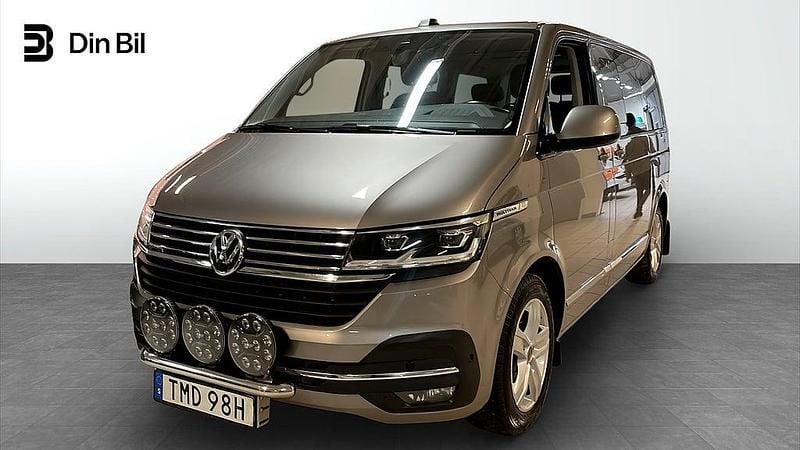 Brun Begagnad 2023 VW Multivan Highline Van | 599 000 kr (Marknadspris) - Bild 1/4