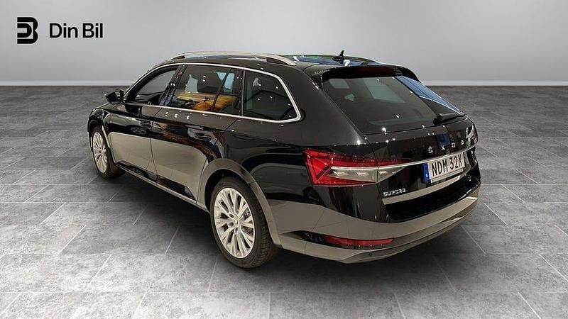 Begagnad Skoda Superb Style 156 HK (114 kW) 2023 Svart (black magic pärleffekt me) Kombi