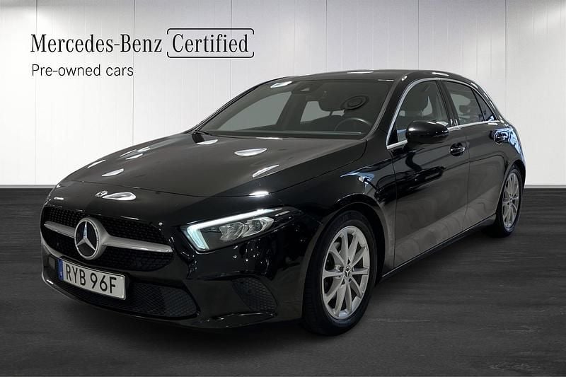 Svart Begagnad 2020 Mercedes A180 Halvkombi | 189 900 kr (Bra pris) - Bild 1/4