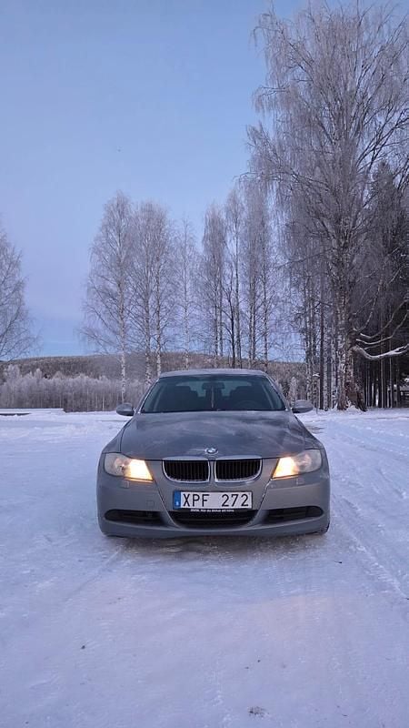 Grå metallic Begagnad 2006 BMW 320 Sedan | 33 000 kr (Marknadspris) - Bild 1/3
