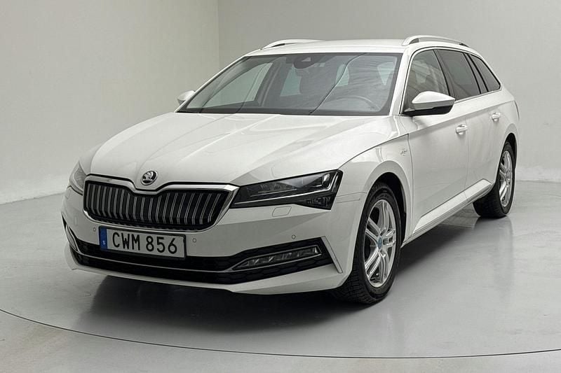 Vit Begagnad 2021 Skoda Superb LAURIN & KLEMENT Kombi | 219 000 kr (Bra pris) - Bild 1/4
