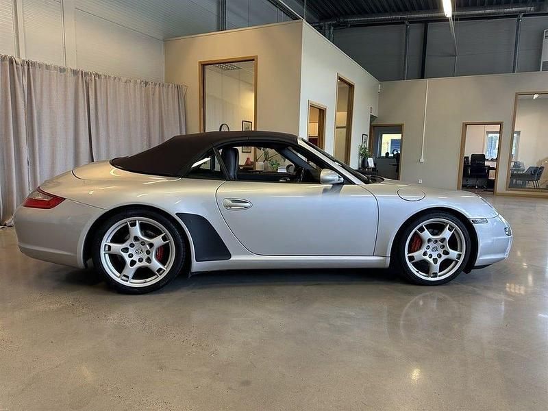 Begagnad Porsche 911 Carrera 325 HK (239 kW) 2005 Silver Cab