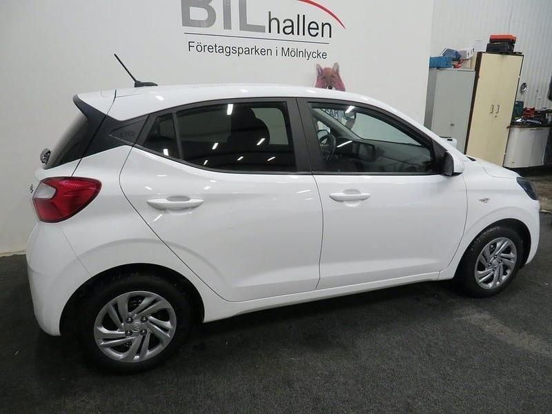 Begagnad Hyundai i10 Essential 67 HK (49 kW) 2023 Vit Halvkombi