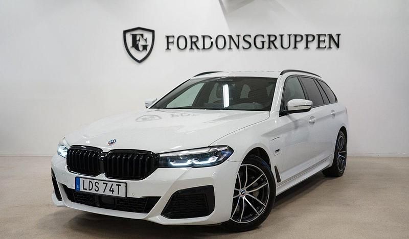 Vit Begagnad 2022 BMW 530e M Sport Kombi | 399 800 kr (Marknadspris) - Bild 1/4