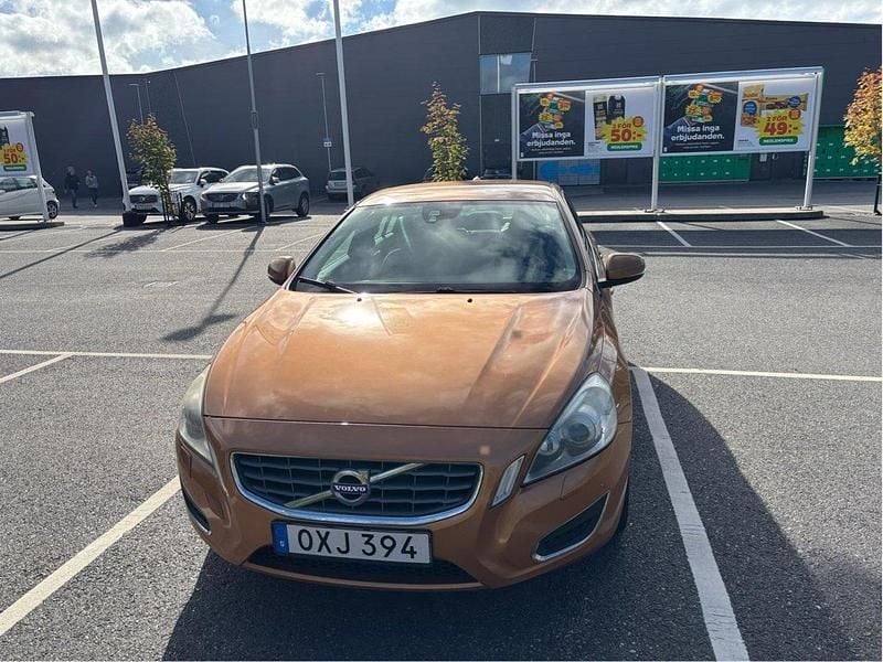 Brun Begagnad 2011 Volvo S60 Momentum Sedan | 68 000 kr (Bra pris) - Bild 1/4