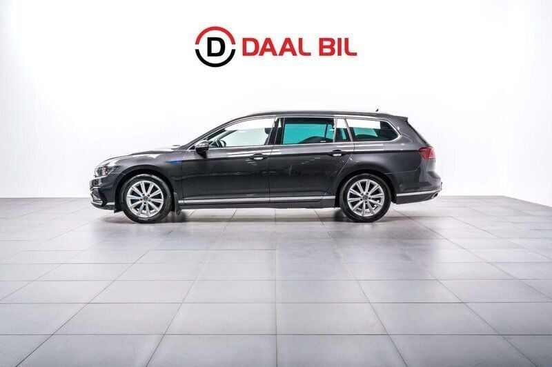 Mörkgrå (grå) Begagnad 2021 VW Passat Business Kombi | 184 700 kr (Bra pris) - Bild 1/4