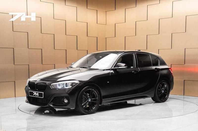 Svart Begagnad 2017 BMW 118 M Sport Halvkombi | 184 900 kr (Marknadspris) - Bild 1/4