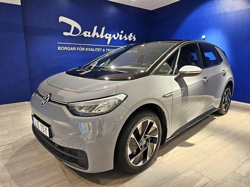 Grå Begagnad 2023 VW ID.3 Pro Performance Halvkombi | 279 000 kr (Marknadspris) - Bild 1/4