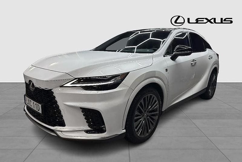 Vit Begagnad 2024 Lexus RX450h+ SUV | 769 900 kr (Marknadspris) - Bild 1/4