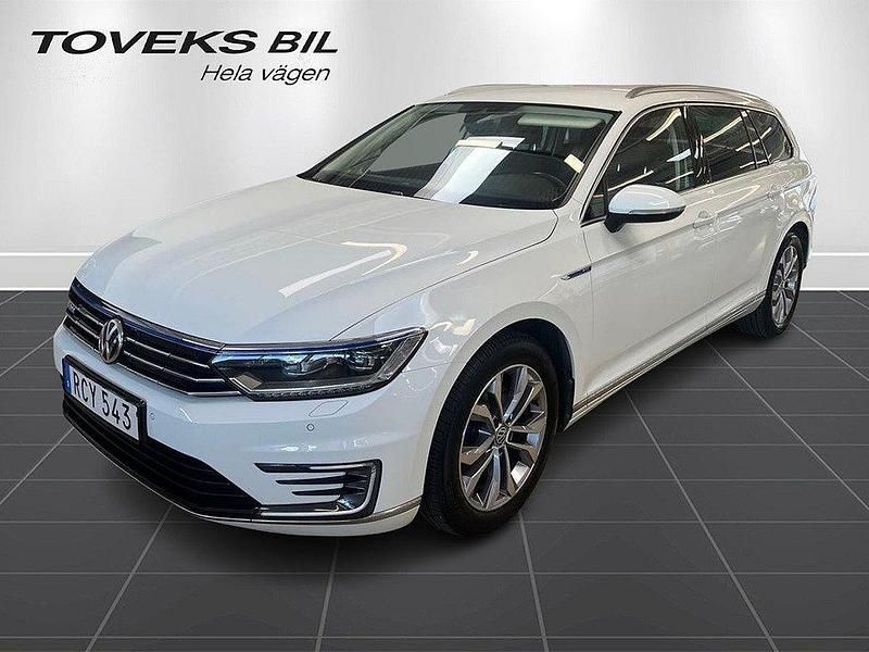 Vit Begagnad 2018 VW Passat GTE Kombi | 224 900 kr (Marknadspris) - Bild 1/4