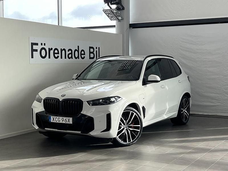 Vit Begagnad 2023 BMW X5 M Sport SUV | 899 000 kr (Marknadspris) - Bild 1/4