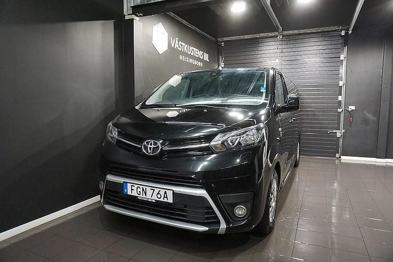 Svart Begagnad 2020 Toyota Proace Verso Kombi | 299 900 kr (Marknadspris) - Bild 1/4