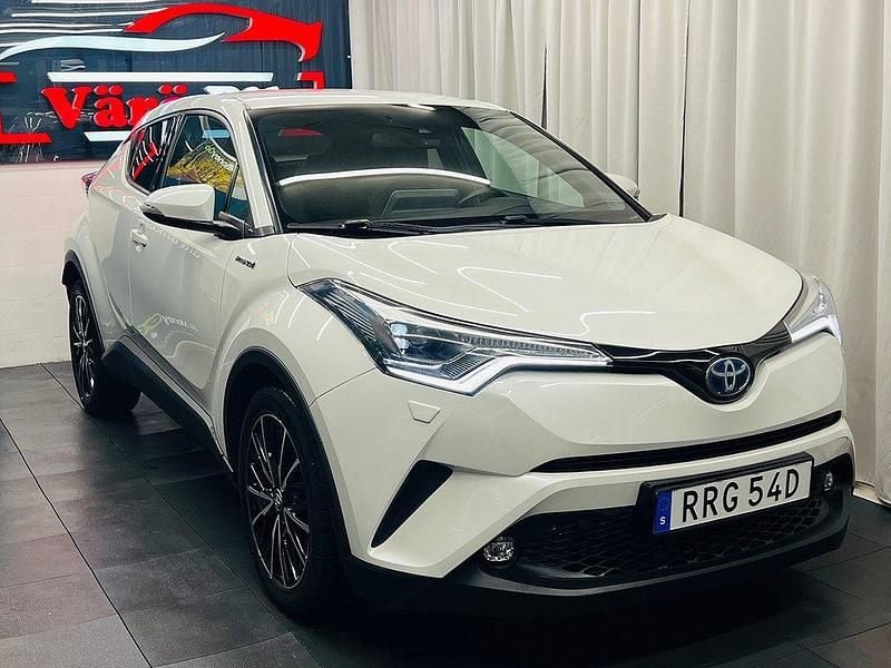 Vit Begagnad 2019 Toyota C-HR Executive SUV | 194 900 kr (Marknadspris) - Bild 1/4