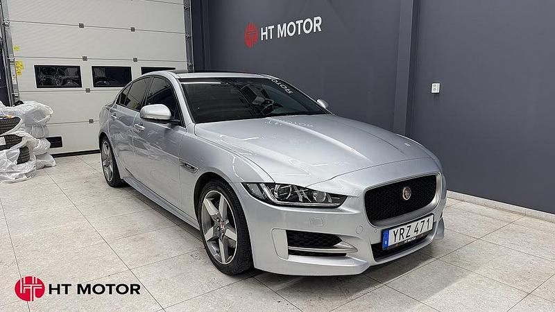 Grå Begagnad 2017 Jaguar XE R-Sport Sedan | 239 900 kr (Lite dyr) - Bild 1/4