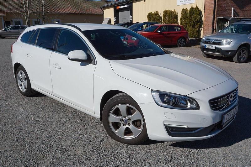 Vit Begagnad 2018 Volvo V60 Momentum Kombi | 139 900 kr (Lite dyr) - Bild 1/4