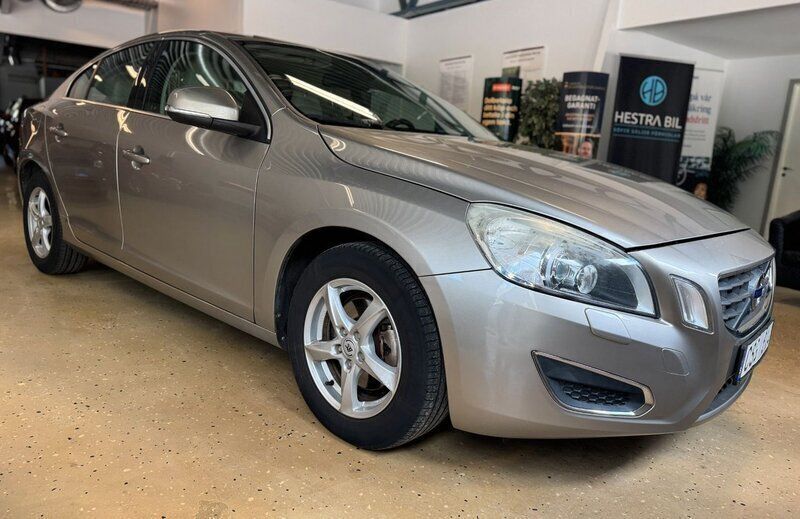 Ljusbrun Begagnad 2010 Volvo S60 Momentum Sedan | 114 900 kr (Marknadspris) - Bild 1/4