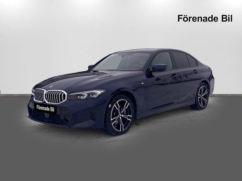 Tanzanite blå metallic Begagnad 2024 BMW 330 M Sport Sedan | 479 900 kr - Bild 1/4
