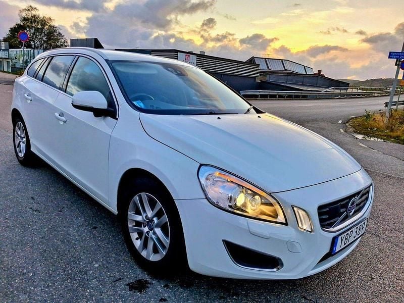 Vit Begagnad 2013 Volvo V60 Kombi | 64 900 kr - Bild 1/4