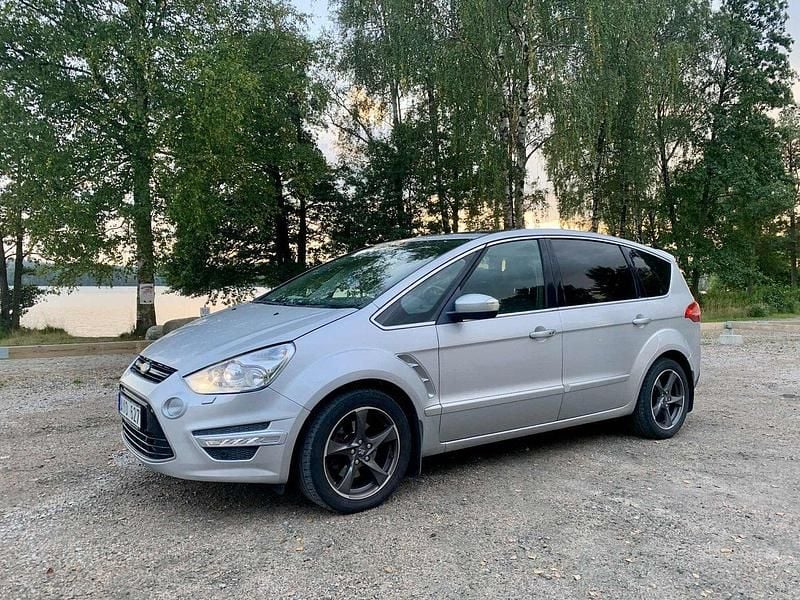 Grå Begagnad 2013 Ford S-MAX Business Edition Minibuss | 97 000 kr (Bra pris) - Bild 1/4
