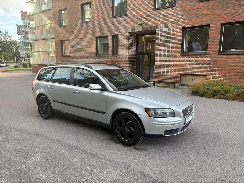 Grå Begagnad 2006 Volvo V50 Kombi | 13 500 kr (Marknadspris) - Bild 1/4