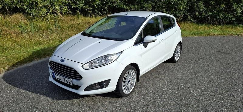 Vit Begagnad 2014 Ford Fiesta Titanium Halvkombi | 75 000 kr (Bra pris) - Bild 1/4