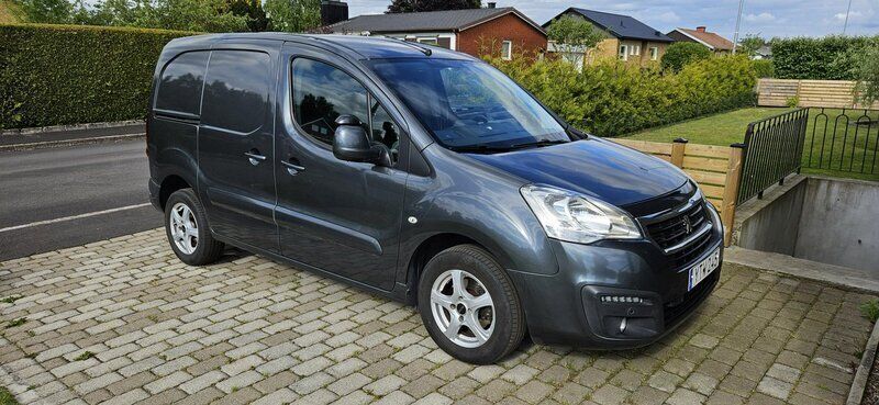 Grå Begagnad 2017 Peugeot Partner Minibuss | 90 000 kr (Marknadspris) - Bild 1/4