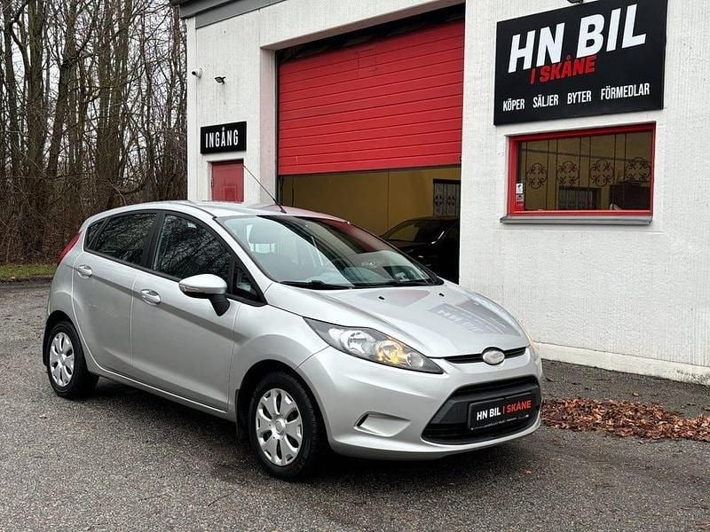 Grå Begagnad 2009 Ford Fiesta Trend Halvkombi | 39 900 kr (Marknadspris) - Bild 1/4