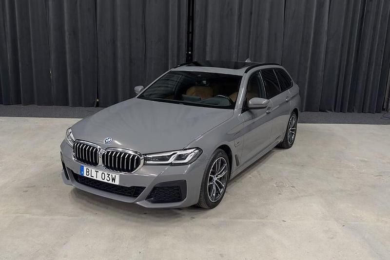 Grå Begagnad 2022 BMW 530e M Sport Kombi | 399 900 kr (Marknadspris) - Bild 1/4