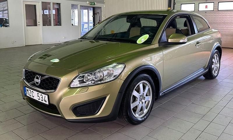 Grön Begagnad 2010 Volvo C30 Kinetic Halvkombi | 69 900 kr (Marknadspris) - Bild 1/4