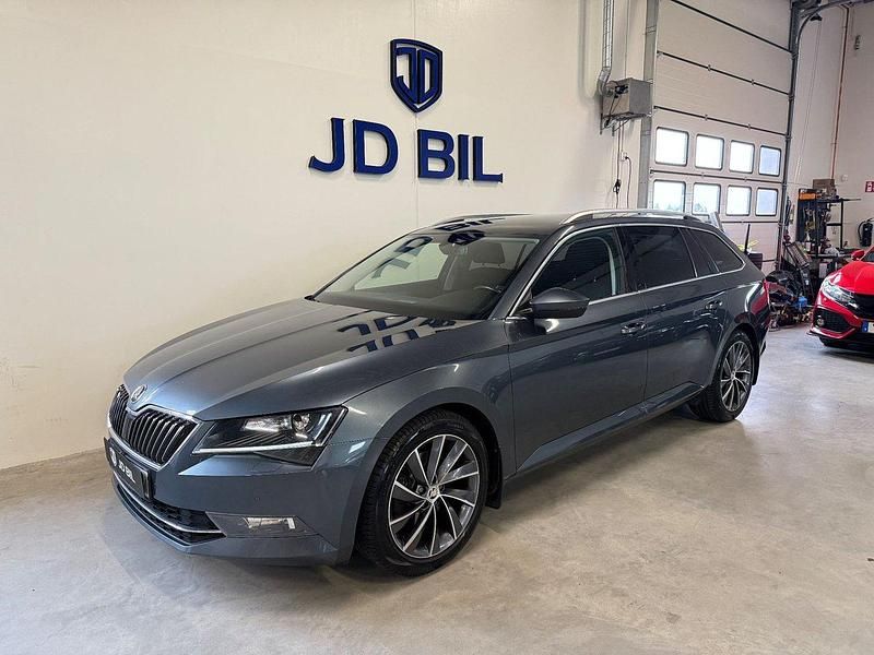 Grå Begagnad 2016 Skoda Superb Style Kombi | 174 800 kr (Marknadspris) - Bild 1/4