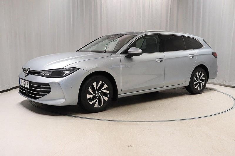 Silver (oyster silver metallic) Begagnad 2025 VW Passat Business Kombi | 369 900 kr (Dyr) - Bild 1/4