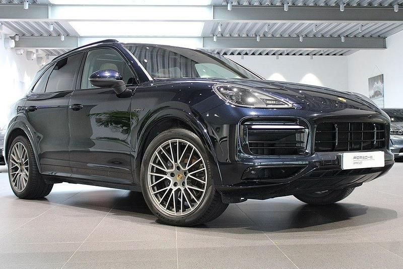 Blå (moonlight blue metallic) Begagnad 2023 Porsche Cayenne Platinum Edition SUV | 775 000 kr (Superpris) - Bild 1/4