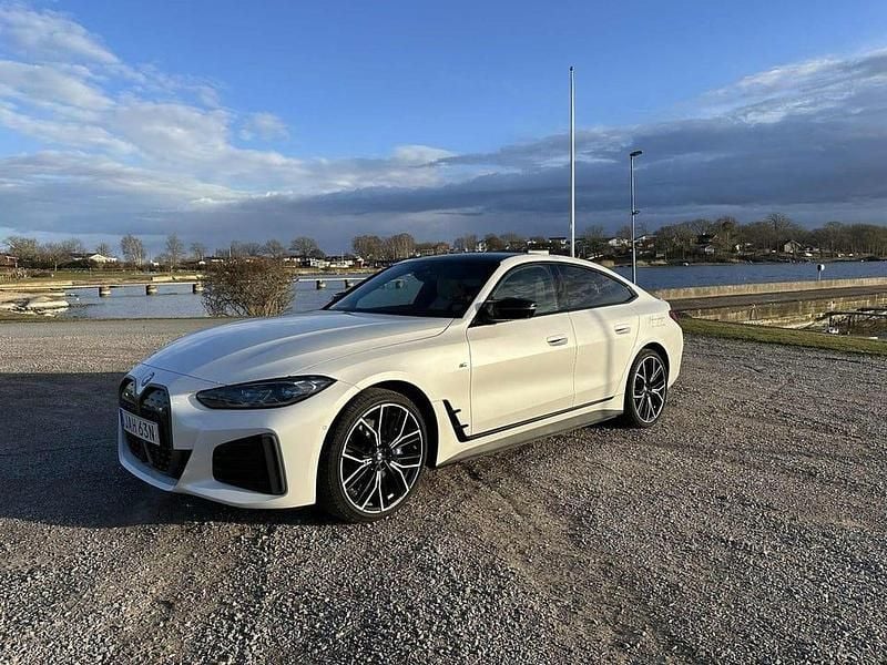 Vit Begagnad 2024 BMW i4 M Sport Sedan | 489 000 kr (Bra pris) - Bild 1/4
