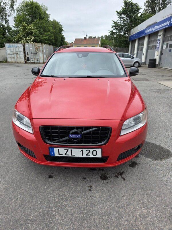 Röd Begagnad 2012 Volvo V70 Momentum Kombi | 62 900 kr (Superpris) - Bild 1/4