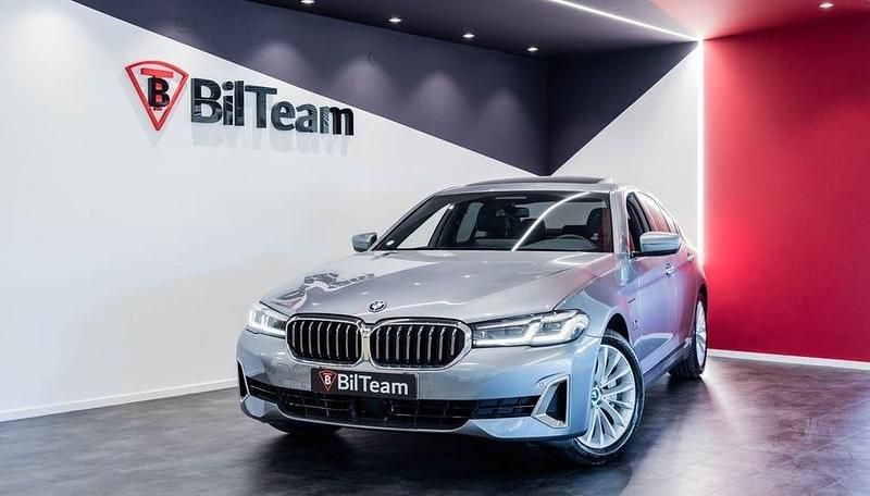 Blå Begagnad 2022 BMW 530 Luxury Line Sedan | 449 900 kr - Bild 1/4