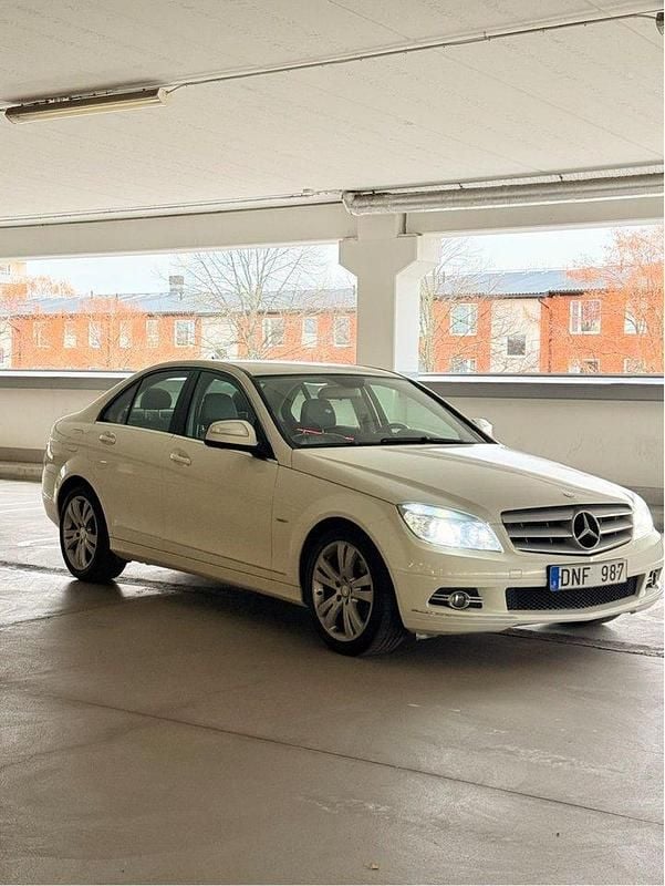 Vit Begagnad 2010 Mercedes C180 Avantgarde Sedan | 69 900 kr (Marknadspris) - Bild 1/4