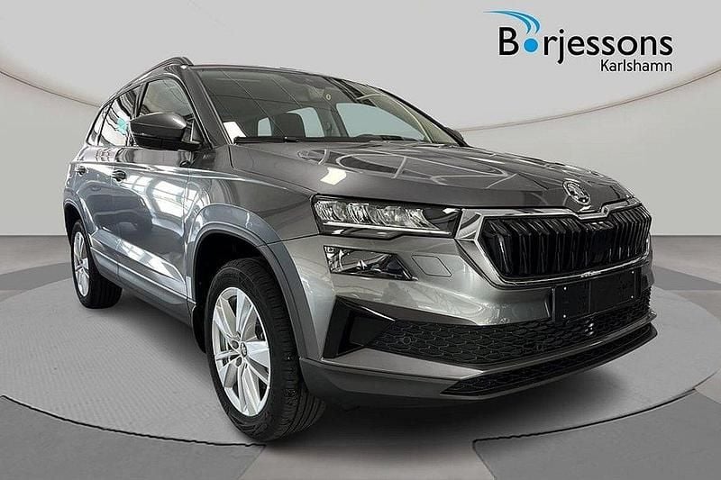 Grå Ny 2025 Skoda Karoq Selection SUV | 369 000 kr (Marknadspris) - Bild 1/4