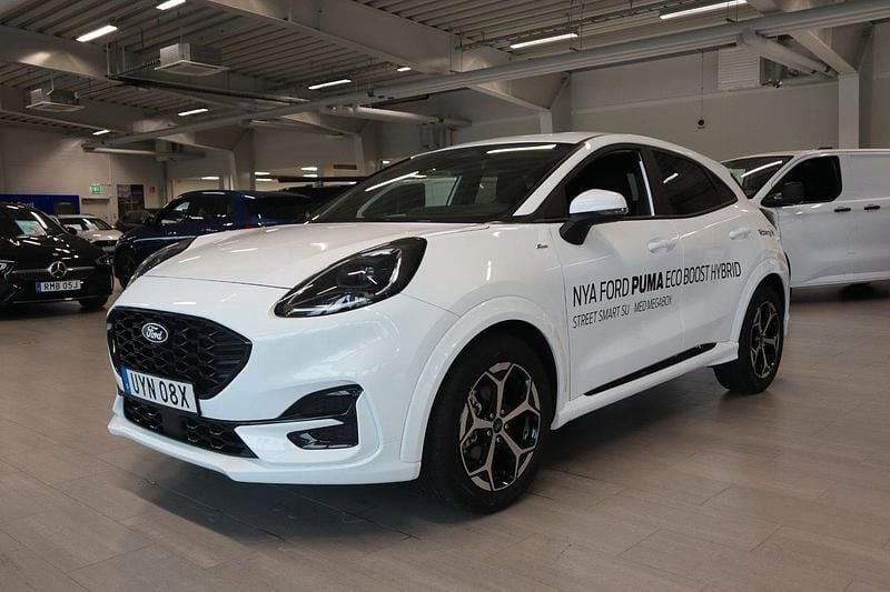 Vit Begagnad 2024 Ford Puma ST-Line SUV | 299 800 kr (Marknadspris) - Bild 1/4