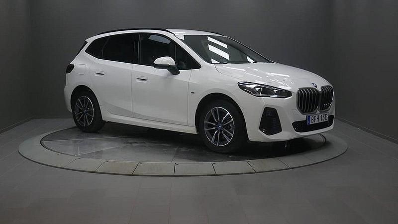 Vit Begagnad 2024 BMW 225 Active Tourer Comfort Edition Minibuss | 439 000 kr (Dyr) - Bild 1/4