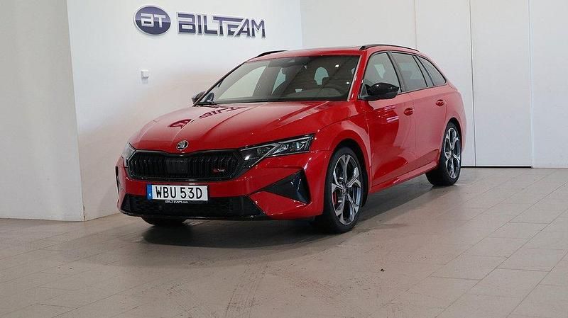 Röd (velvet red metallic) Begagnad 2024 Skoda Octavia RS Kombi | 459 900 kr - Bild 1/4