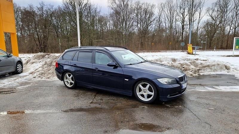 Begagnad BMW 325 Advantage 218 HK (160 kW) 2006 Blå Kombi
