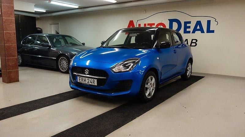 Blå Begagnad 2020 Suzuki Swift Halvkombi | 119 900 kr (Bra pris) - Bild 1/4