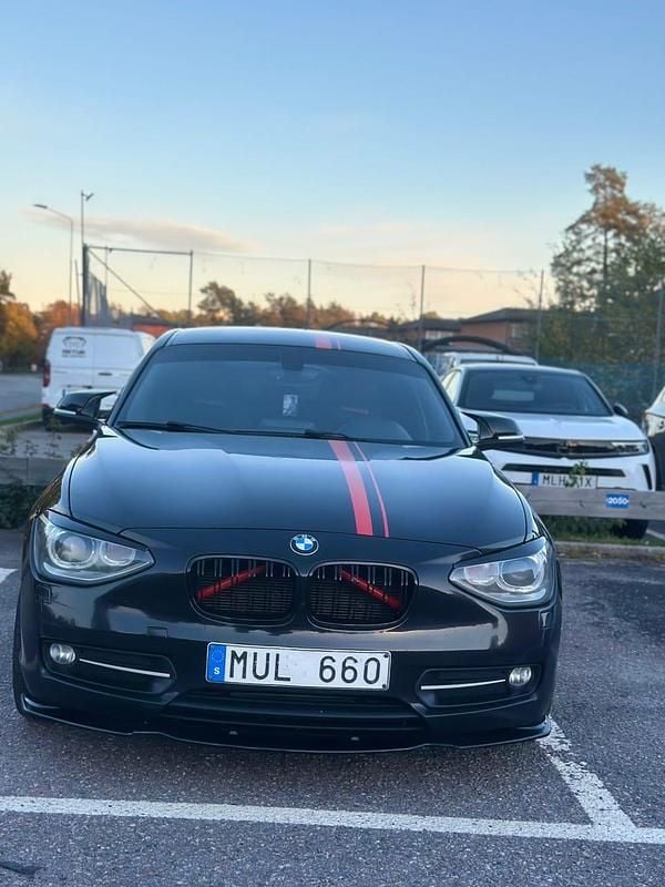 Begagnad 2012 BMW 118 Halvkombi | 85 000 kr (Marknadspris) - Bild 1/4