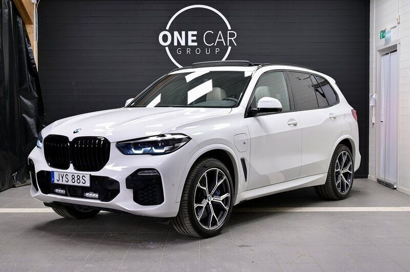 Vit Begagnad 2021 BMW X5 M Sport SUV | 529 700 kr (Marknadspris) - Bild 1/4