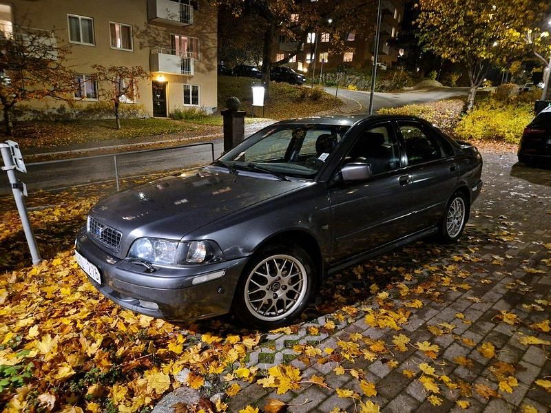 Grå Begagnad 2004 Volvo S40 Standard Sedan | 28 500 kr (Bra pris) - Bild 1/1