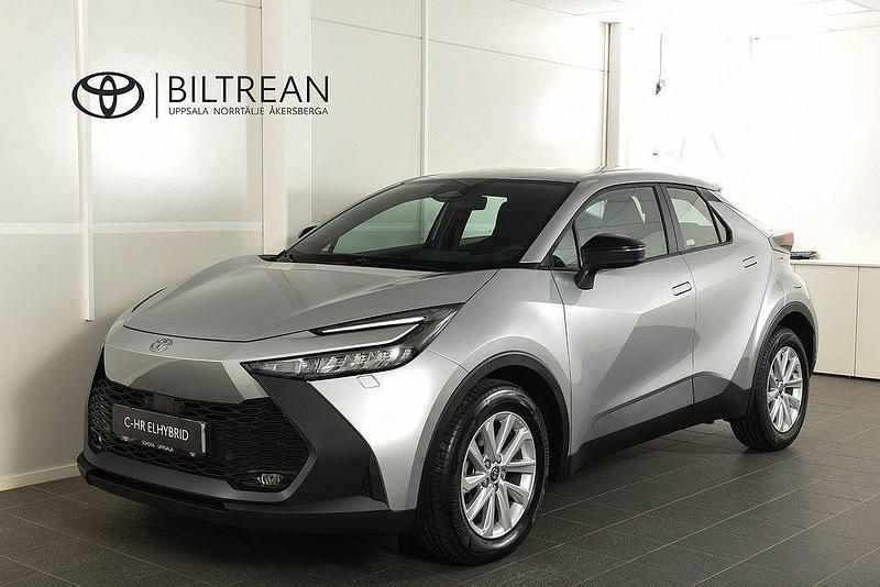 Silver Ny 2025 Toyota C-HR SUV | 358 500 kr (Marknadspris) - Bild 1/4