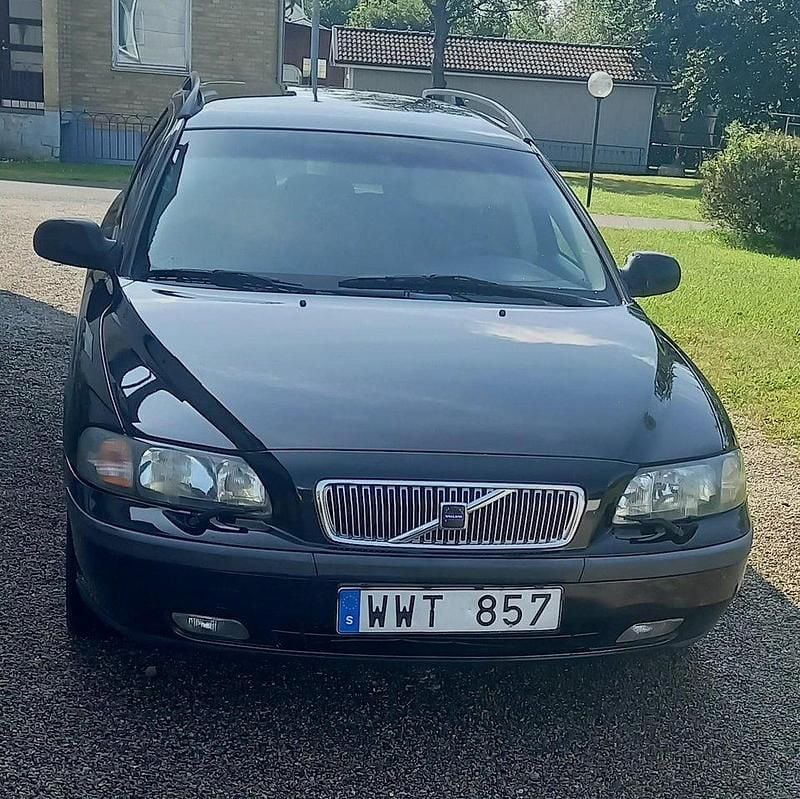 Svart Begagnad 2001 Volvo V70 Kombi | 20 000 kr (Marknadspris) - Bild 1/4